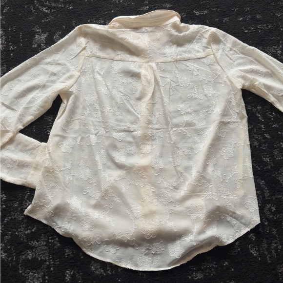 Elegant Cream Button-Up Blouse - Picture 13 of 14